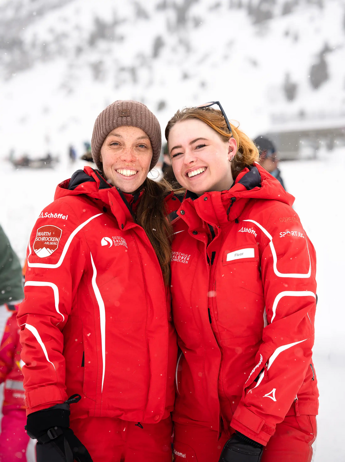 Porträt von zwei Skilehrerinnen